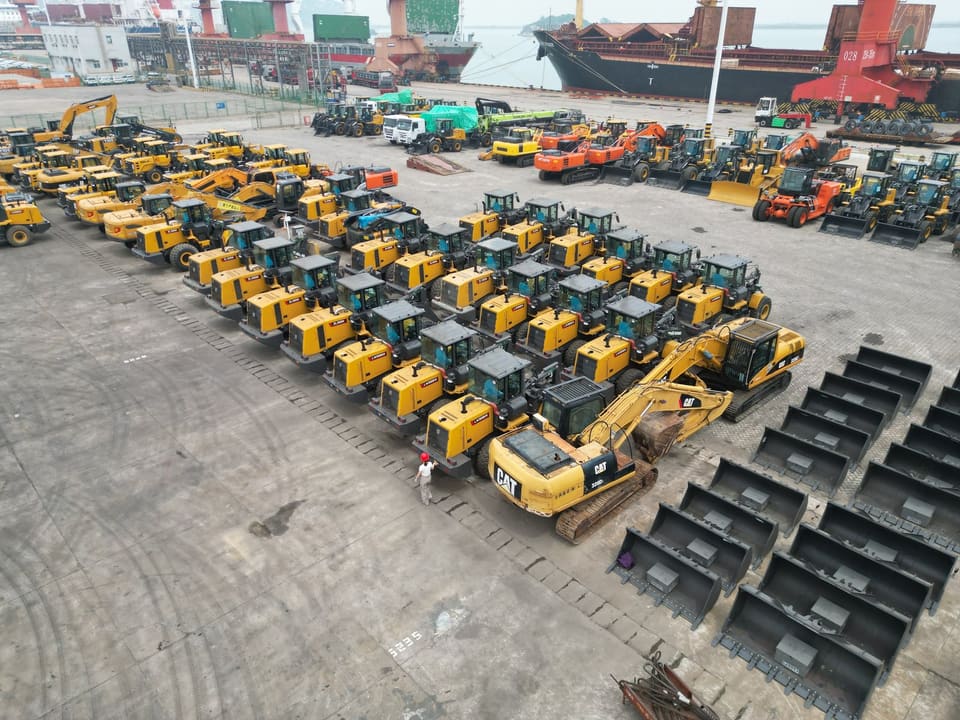 CANMAX construction machines being stowed inside a break-bulk vessel hold